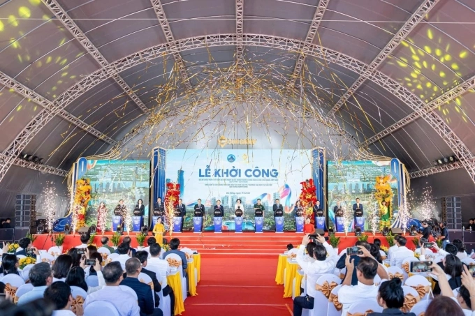 Các đại biểu thực hiện nghi thức khởi công dự án Da Nang Downtown. Ảnh: Sun Group