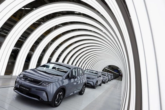 Xe điện của BYD bên trong nhà máy ở Rayong (Thái Lan). Ảnh: Reuters