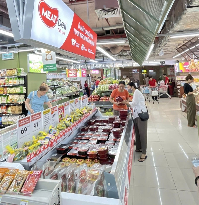 Người tiêu dùng lựa chọn các sản phẩm của đơn vị. Ảnh: WinCommerce
