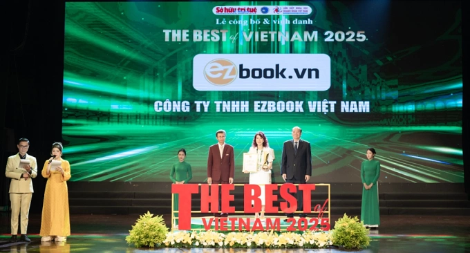 Bà Lê Thị Thu Trang, Tổng giám đốc Công ty Ezbook đại diện đón nhận danh hiệu. Ảnh: Ezbook