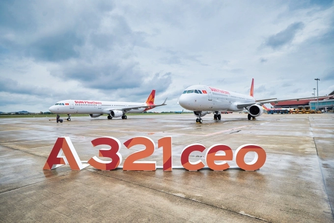 Hai tàu bay Airbus A321CEO đỗ tại Cảng hàng không quốc tế Nội Bài, sáng 19/8. Ảnh: Sun Group