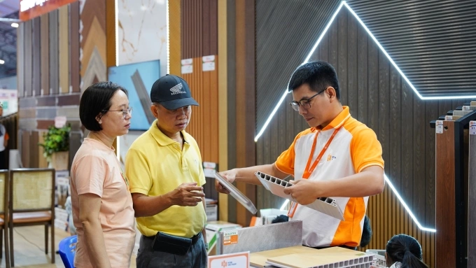 Hobi giới thiệu các vật liệu tại triển lãm. Ảnh: Hobi Việt Nam