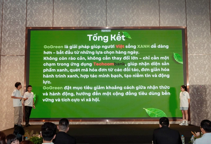 Đội thi thuyết trình về dự án Go Green. Ảnh: Techcombank
