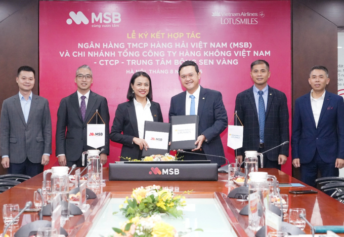 Đại diện MSB và Vietnam Airlines ký kết hợp tác. Ảnh: MSB