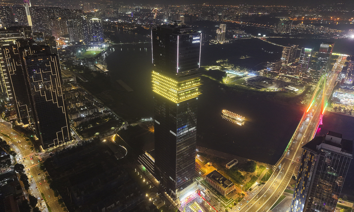 Saigon Marina IFC trình chiếu đèn LED trong đêm nhạc mừng khánh thành