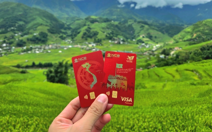 Hai phiên bản thẻ tín dụng NCB Visa Platinum Tự Hào. Ảnh: NCB
