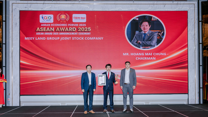 Ông Hoàng Mai Chung (giữa) nhận giải thưởng tại ASEAN Awards 2025. Ảnh: Meey Group