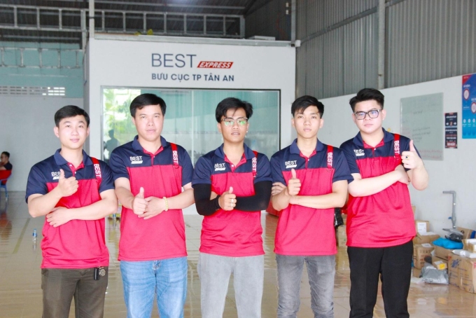 Đội ngũ nhân sự của bưu cục TP Tân An. Ảnh: BEST Express