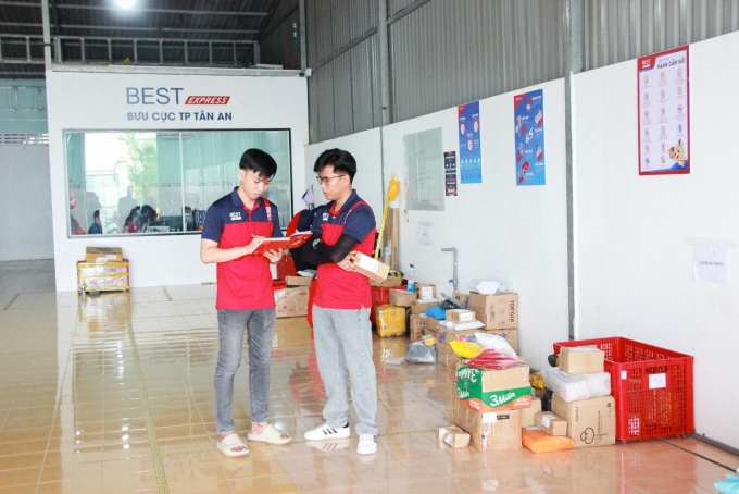 Anh Nhân (phải), quản lý bưu cục, trao đổi công việc cùng đội ngũ. Ảnh: BEST Express