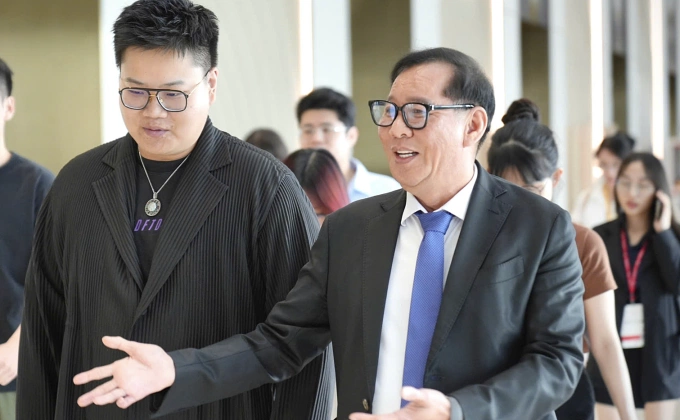 Ông Hu Tian Cheng - Chủ tịch HĐQT của Yuguangtongchen (bên trái) cùng ông Trần Lệ Nguyên - CEO KIDO (bên phải) tại TP HCM chiều 22/8. Ảnh: Linh Đan
