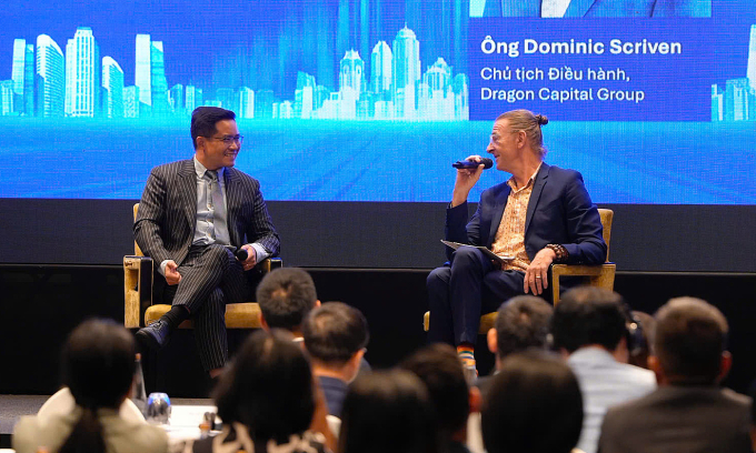 Ông Dominic Scriven và ông Nguyễn Quang Thuân trao đổi về thị trường trái phiếu trong tọa đàm hôm 22/8. Ảnh: Uyên Nguyễn