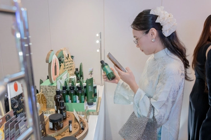 Người tiêu dùng tìm hiểu thành phần nguyên liệu của Cocoon – yếu tố tạo nên sự khác biệt trên thị trường nội địa và quốc tế của thương hiệu. Ảnh: Cocoon Việt Nam