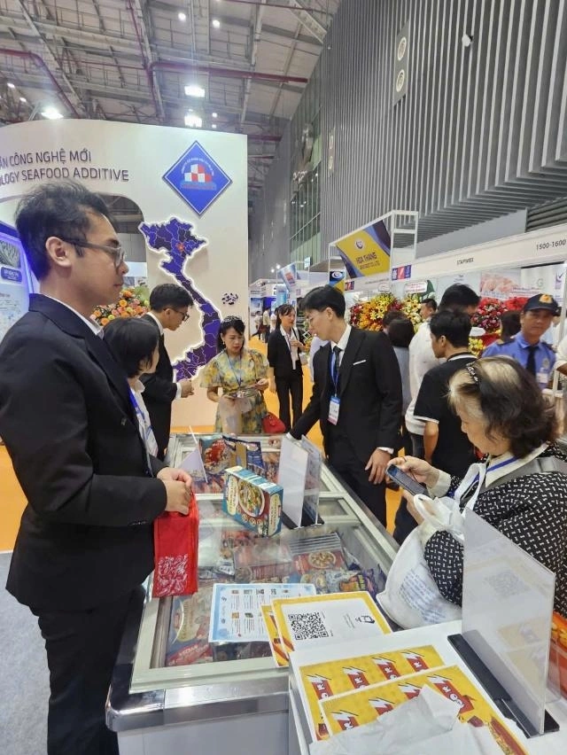 Khách hàng khám phá gian hàng của Vedan tại Vietfish 2025. Ảnh: Vedan Việt Nam