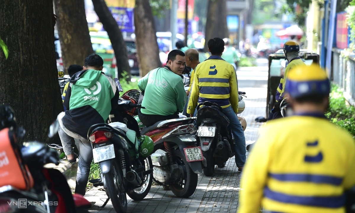 Shipper công nghệ 'khổ' vì sạc xe điện: 60% thuê trọ, hạ tầng yếu kém!