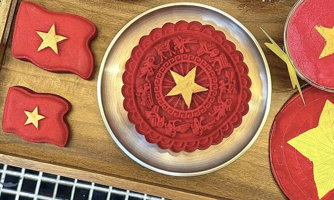 Bánh trung thu 'cờ đỏ sao vàng' hút khách