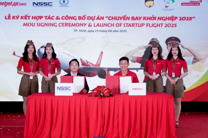 Ông Lê Toàn Thắng, Phó giám đốc Trung tâm hỗ trợ Khởi nghiệp Sáng tạo Quốc gia NSSC (trái) và ông Tạ Hữu Thanh, Giám đốc thương mại hãng hàng không Vietjet tại lễ ký hợp tác. Ảnh: Tài Nguyễn