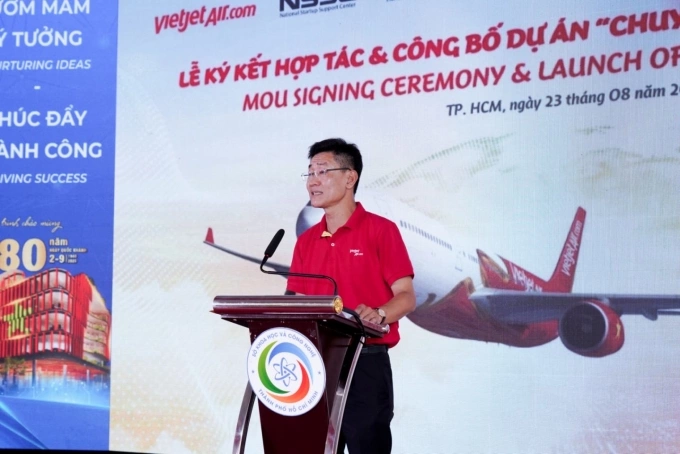 Ông Tạ Hữu Thanh, Giám đốc thương mại hãng hàng không Vietjet phát biểu tại lễ ký hợp tác và công bố dự án. Ảnh: Tài Nguyễn