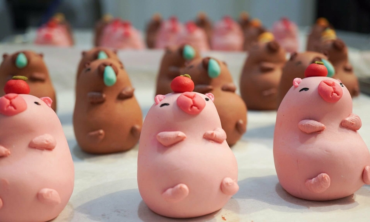 Bánh trung thu hình Capybara, Labubu hút khách