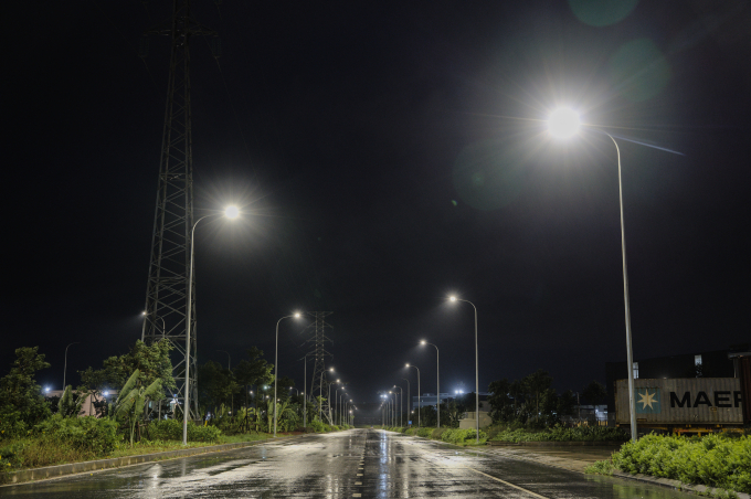 Thay thế hệ thống chiếu sáng cũ bằng đèn LED thông minh đã giúp tiết kiệm 45% năng lượng tiêu thụ. Ảnh: Lê Tân