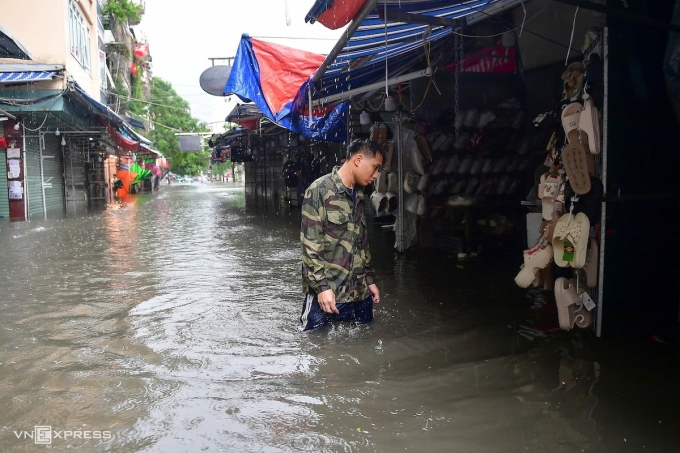 Mưa ngập hơn 1 m khu vực chợ Xanh, phố Phan Văn Trường, phường Cầu Giấy. Ảnh:Thanh Tùng