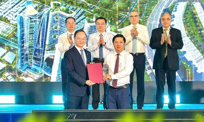 Ông Lê Quang Vinh, Tổng Giám đốc Vietcombank (bên trái) và ông Lương Nguyễn Minh Triết, Chủ tịch UBND TP Đà Nẵng trao biên bản ghi nhớ hợp tác. Ảnh: Vietcombank