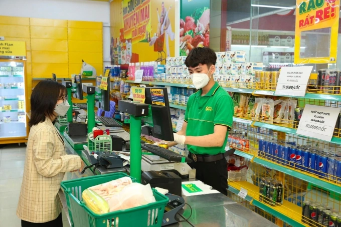 Nhân viên Bách Hóa Xanh thanh toán cho khách hàng. Ảnh: Bách Hóa Xanh