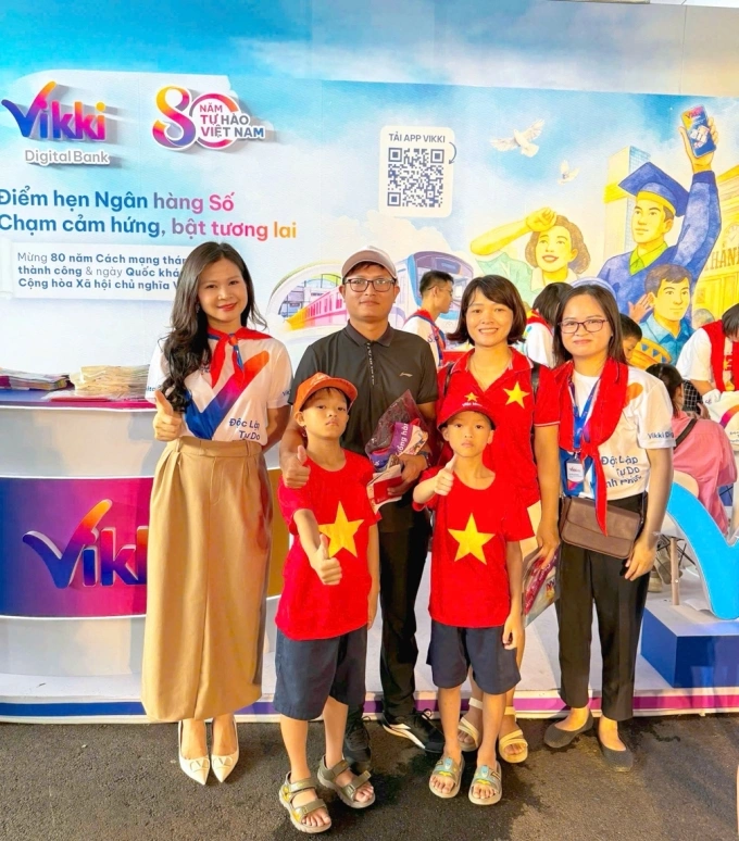 Nhiều gia đình chụp lưu niệm trước gian hàng. Ảnh: An Lê
