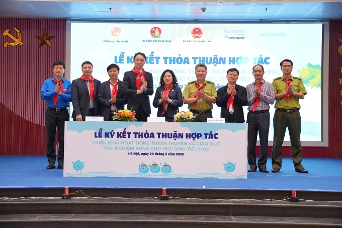 Lễ kí kết biên bản ghi nhớ với Bộ Giáo dục và Đào tạo về phê duyệt bộ tài liệu Mizuiku, đưa vào giảng dạy chính khóa bậc tiểu học năm 2023. Ảnh: Suntory PepsiCo