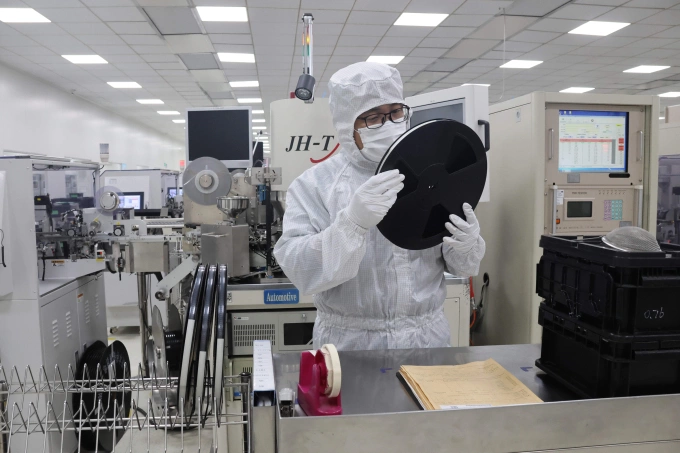 Một công nhân tại một nhà máy bán dẫn ở Tân Châu, Sơn Đông, Trung Quốc, ngày 15/1. Ảnh: Reuters