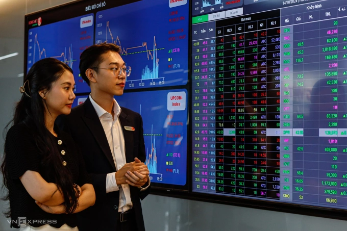 Nhà đầu tư đang theo dõi thị trường tại trụ sở một công ty chứng khoán ở TP HCM. Ảnh: An Khương