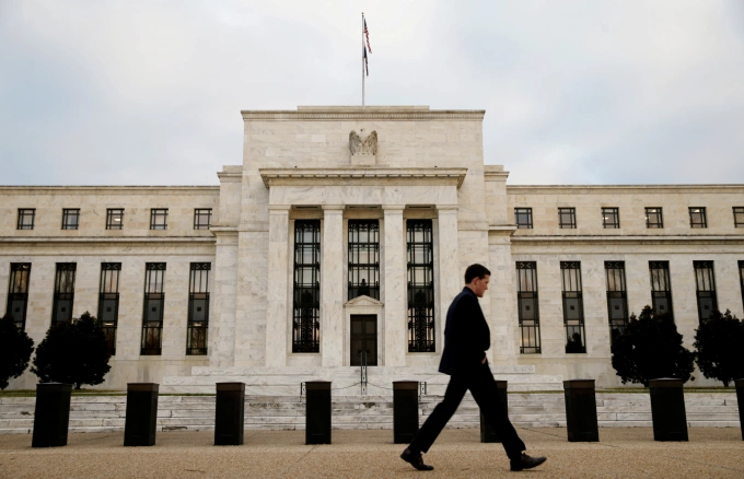 Bên ngoài trụ sở của Fed tại Washington. Ảnh: Reuters