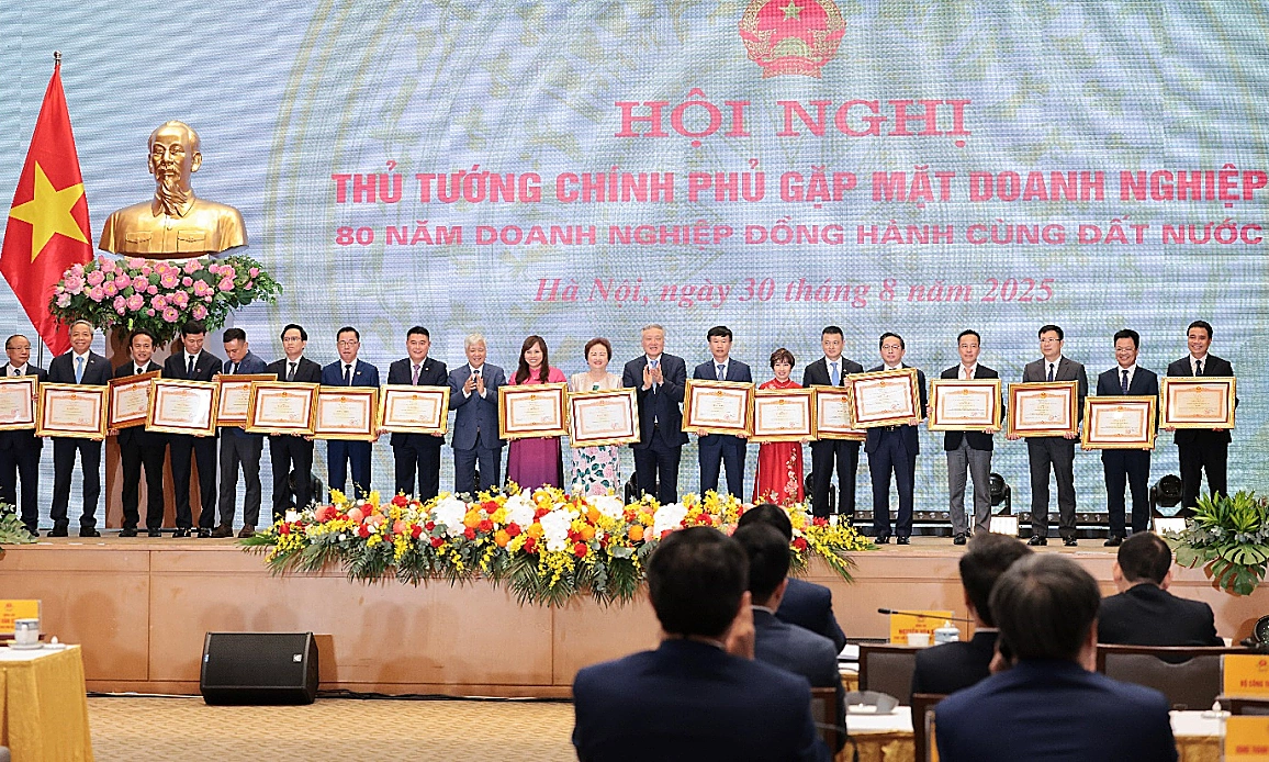 LPBank nhận bằng khen doanh nghiệp đồng hành cùng đất nước