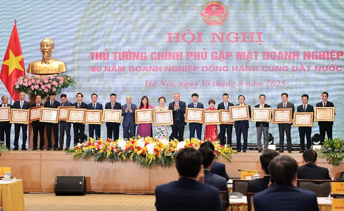 Ông Nguyễn Đức Thụy, Chủ tịch HĐQT LPBank (thứ 8 từ trái sang) đại diện Ngân hàng nhận bằng khen của Thủ tướng Phạm Minh Chính. Ảnh: LPBank