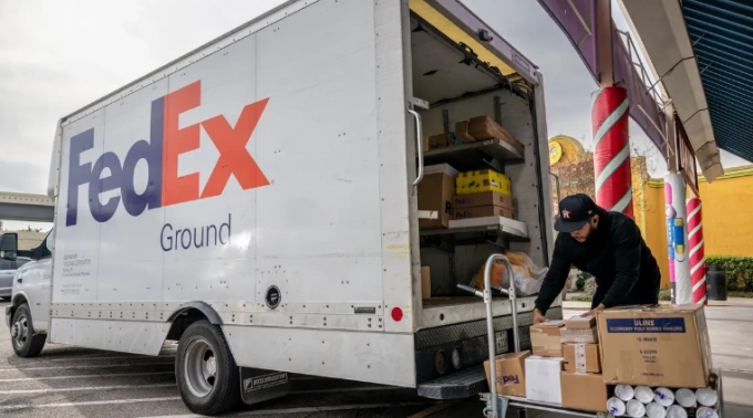 Một công nhân đang sắp xếp các gói hàng tại cơ sở FedEx ở Houston vào ngày 21 tháng 12 năm 2022. FedEx đã công bố phụ phí mùa cao điểm vào tháng trước, điều này có thể gây áp lực lên lợi nhuận của các nhà vận chuyển trong kỳ nghỉ lễ. Brandon Bell/Getty Images qua Getty Images