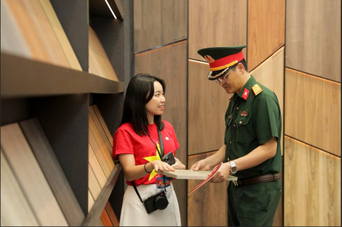 Bà Trương Mỹ Linh- Trưởng phòng Truyền thông Gỗ An Cường chia sẻ về sản phẩm cho khách tham quan triển lãm. Ảnh: Gỗ An Cường