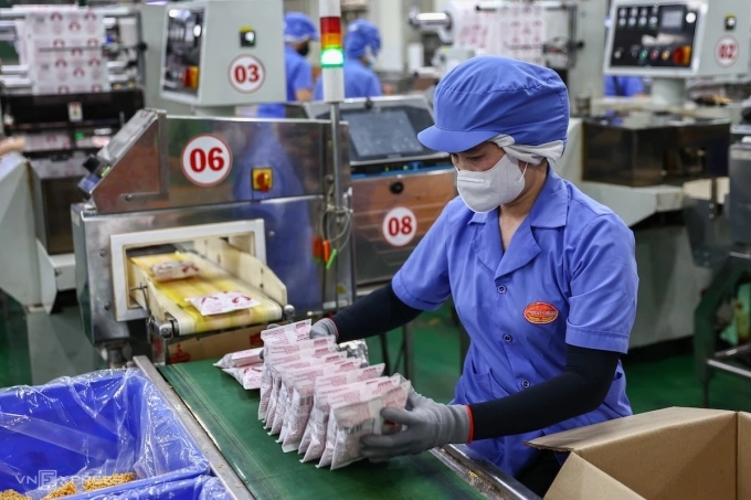 Công nhân sản xuất mì ăn liền tại Công ty cổ phần lương thực thực phẩm Colusa - Miliket, TP HCM, tháng 3/2025. Ảnh: Quỳnh Trần