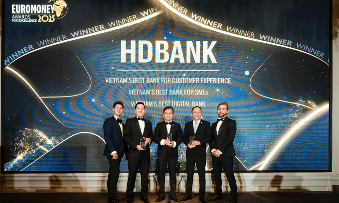 Đại diện ngân hàng nhận giải thưởng. Ảnh: HDBank