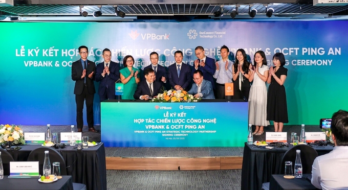 Đại diện VPBank và OneConnect ký hợp tác chiến lược ngày 5/9. Ảnh: VPBank