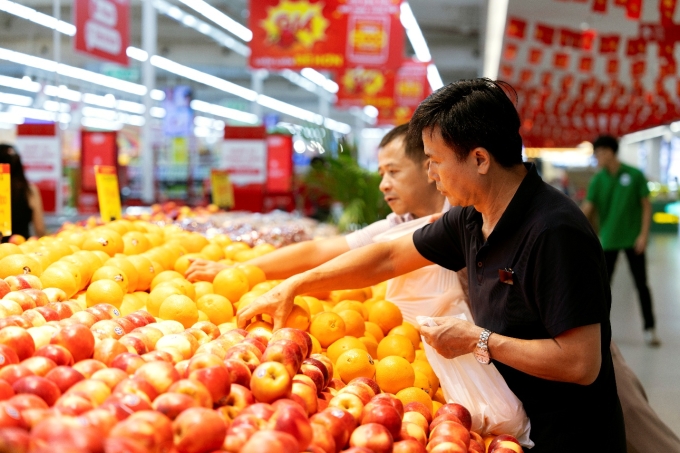 Người tiêu dùng mua trái cây tại siêu thị GO!. Ảnh: Central Retail Việt Nam