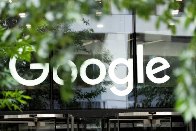 Logo của Google bên ngoài văn phòng công ty tại London, Anh, ngày 24/6. Ảnh: Reuters Logo của Google bên ngoài văn phòng công ty tại London, Anh, ngày 24/6. Ảnh: Reuters