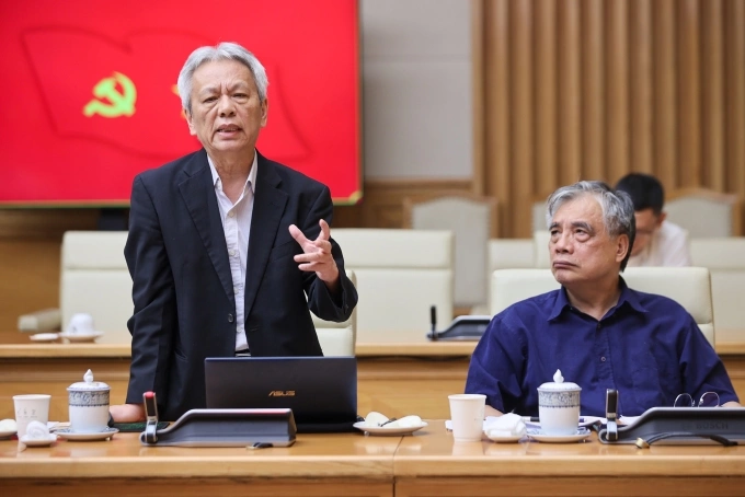 Tiến sĩ Nguyễn Sĩ Dũng (đứng) và PGS.TS Trần Đình Thiên, Thành viên Hội đồng Tư vấn chính sách tại cuộc họp chiều 7/9. Ảnh: VGP