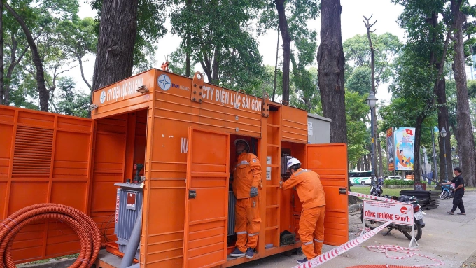 Ngành điện kiểm tra, bảo trì hệ thống lưới điện. Ảnh: EVNHCMC