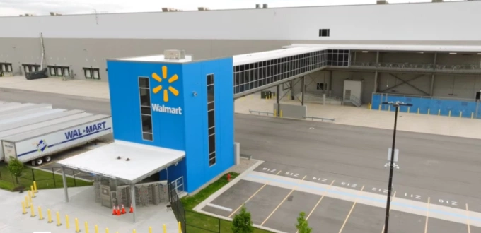 Xe tải giao hàng đỗ trước một cửa hàng Walmart ở Richmond, California. Ảnh: Walmart