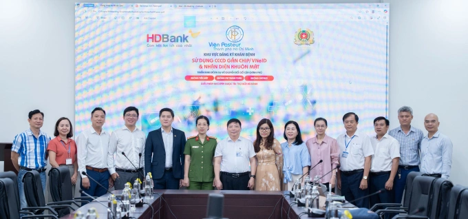 Đại diện hai bên tại lễ ra mắt ki-ốt y tế thông minh. Ảnh: HDBank
