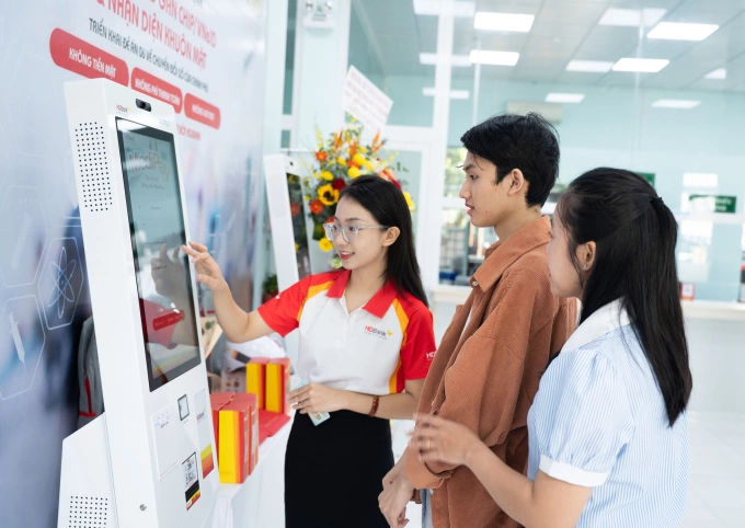 Nhân viên nhà băng giới thiệu các sử dụng ki-ốt y tế cho người dân. Ảnh: HDbank