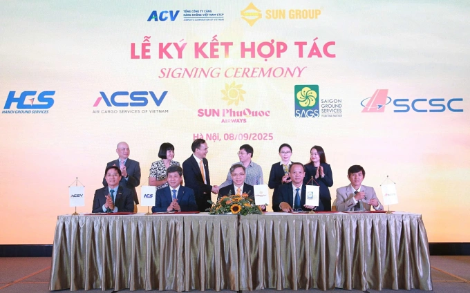 Sun PhuQuoc Airways (giữa) ký hợp tác cùng 4 công ty thành viên của ACV. Ảnh: SAGS