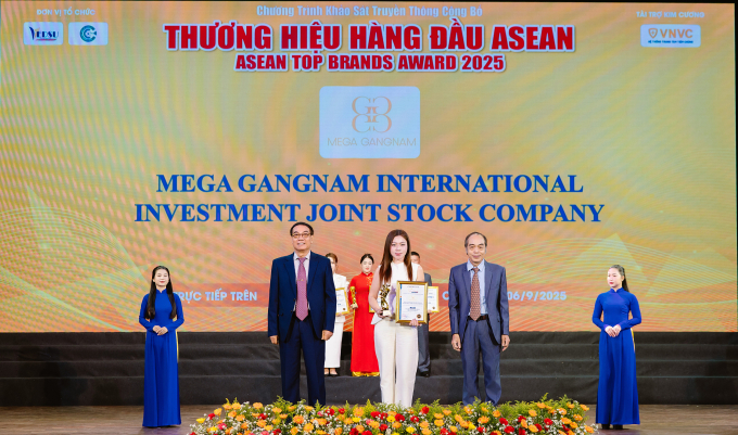 Đại diện Mega Gangnam (áo trắng) nhận chứng nhận tại sự kiện. Ảnh: Mega Gangnam