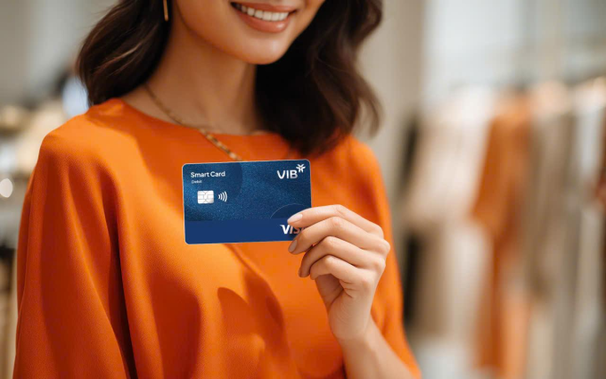 Khách hàng sử dụng thẻ Smart card. Ảnh: VIB