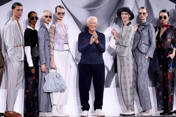 Nhà thiết kế Giorgio Armani đứng cạnh các người mẫu trong buổi trình diễn bộ sưu tập Xuân-Hè 2025 của Emporio Armani tại Tuần lễ thời trang Milan, Italy, ngày 19/9/2024. Ảnh: Reuters