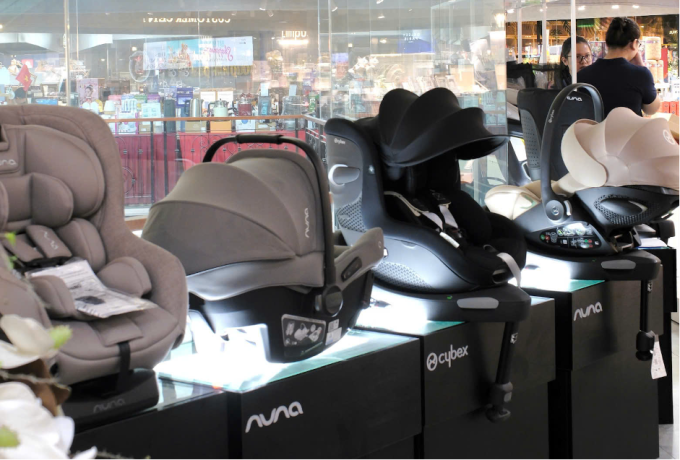 Các dòng ghế ôtô cho trẻ em của Cybex và Nuna tại showroom Vinaquick. Ảnh: Vinaquick